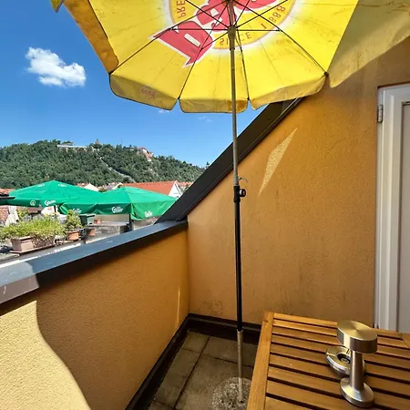 Mit Balkon 아파트 *